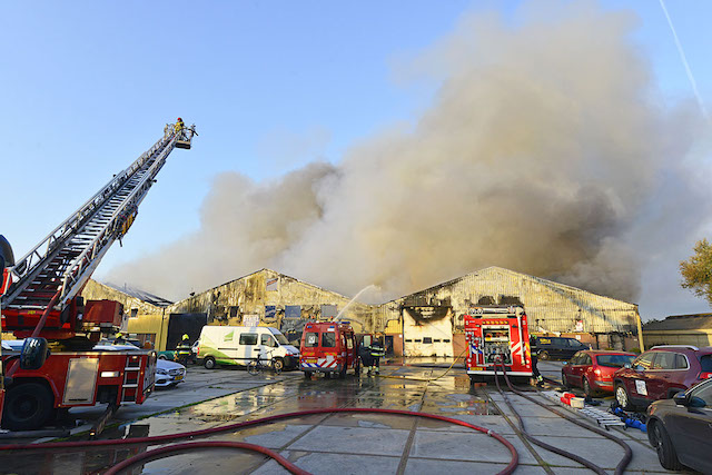 2017/172/20170828-07u35 GB 080 Zeer grote brand Raasdorperweg.jpg